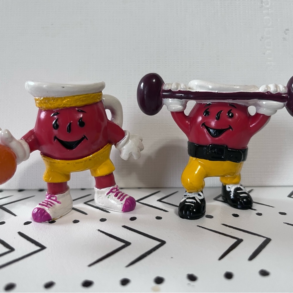 🛍️ Man Figurine Set - Red and Yellow